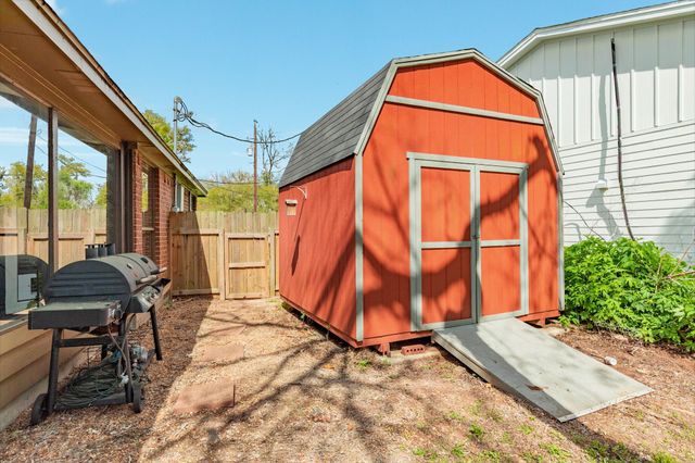 100 Van Winkle Street, Lake Jackson, TX 77566