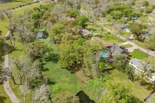 100 Van Winkle Street, Lake Jackson, TX 77566