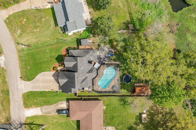 100 Van Winkle Street, Lake Jackson, TX 77566