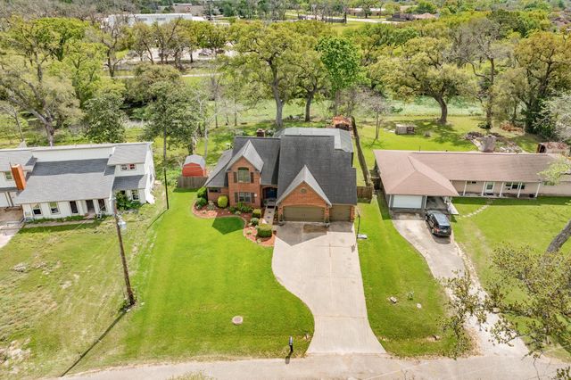 100 Van Winkle Street, Lake Jackson, TX 77566
