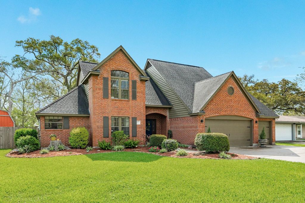 100 Van Winkle Street, Lake Jackson, TX 77566