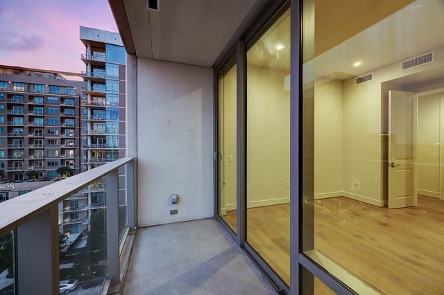 2047 Westcreek Lane 807, Houston, TX 77027