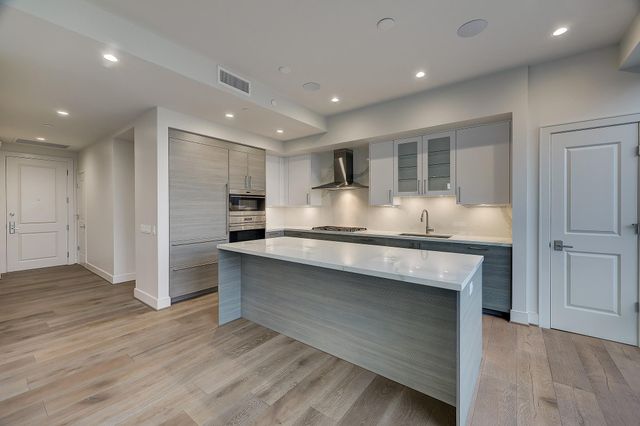 2047 Westcreek Lane 807, Houston, TX 77027