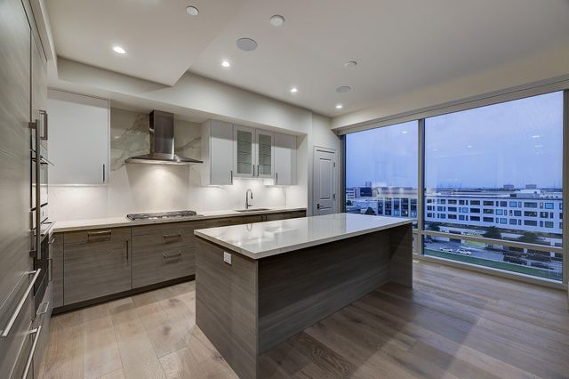 2047 Westcreek Lane 807, Houston, TX 77027