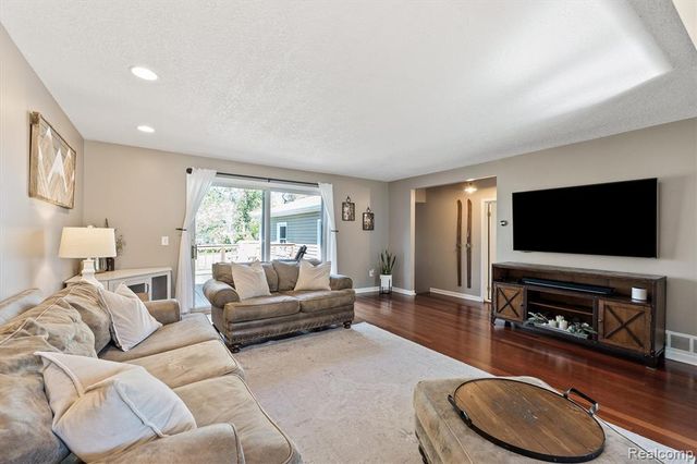3525 Buss Drive, Walled Lake, MI 48390