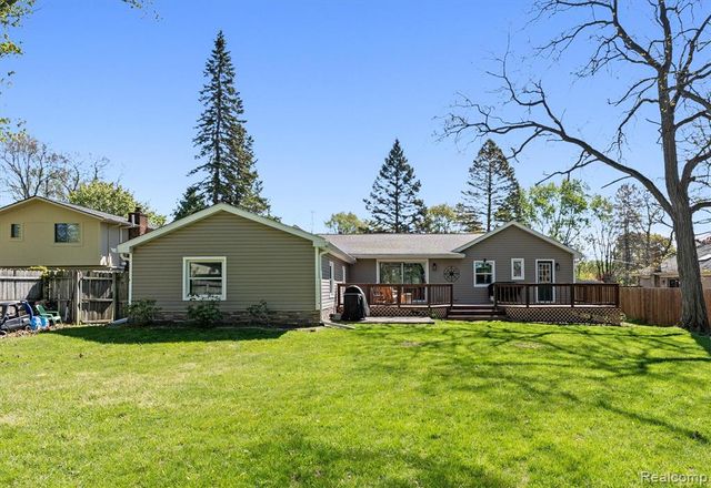 3525 Buss Drive, Walled Lake, MI 48390