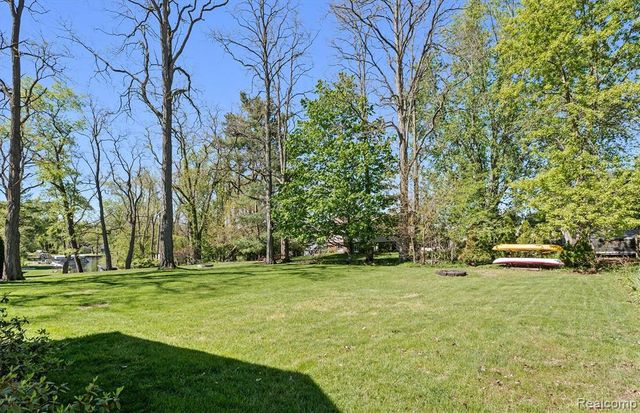 3525 Buss Drive, Walled Lake, MI 48390