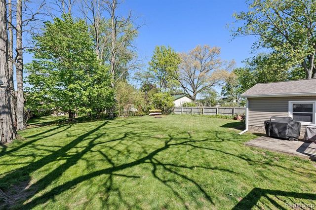 3525 Buss Drive, Walled Lake, MI 48390