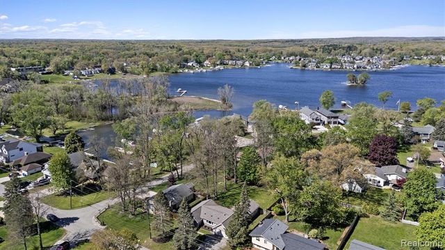 3525 Buss Drive, Walled Lake, MI 48390