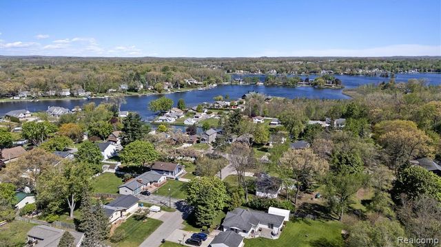 3525 Buss Drive, Walled Lake, MI 48390