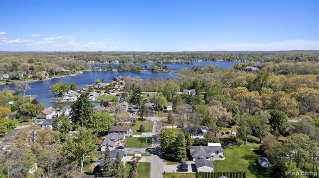 3525 Buss Drive, Walled Lake, MI 48390