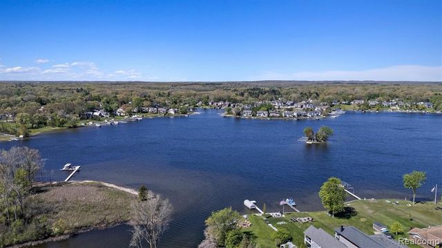 3525 Buss Drive, Walled Lake, MI 48390