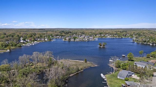 3525 Buss Drive, Walled Lake, MI 48390