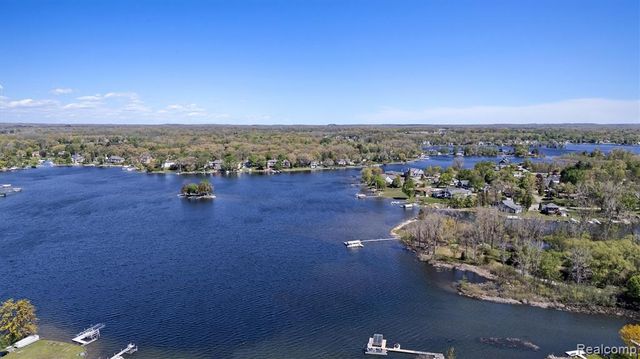 3525 Buss Drive, Walled Lake, MI 48390