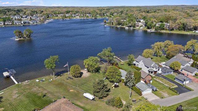 3525 Buss Drive, Walled Lake, MI 48390