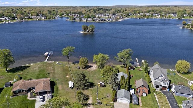3525 Buss Drive, Walled Lake, MI 48390