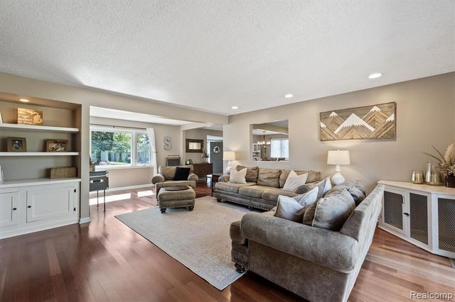 3525 Buss Drive, Walled Lake, MI 48390