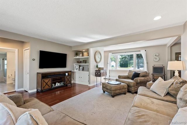3525 Buss Drive, Walled Lake, MI 48390