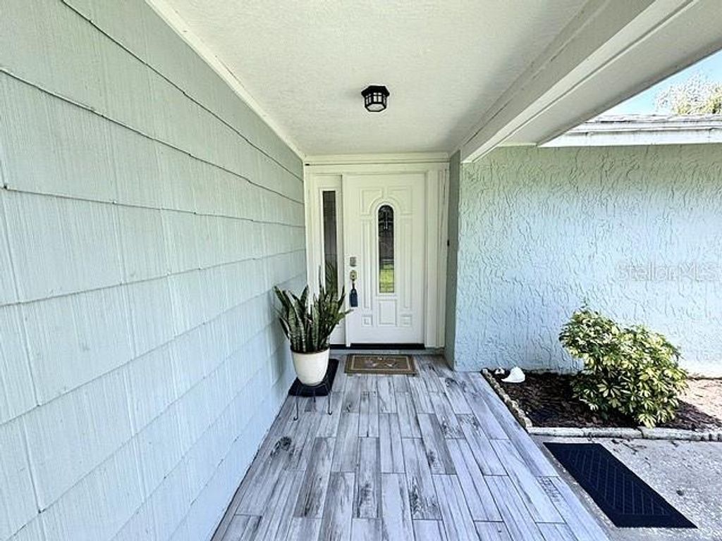 Image 2 of property listing at 16004 GRASS LAKE DRIVE, Tampa, FL 33618