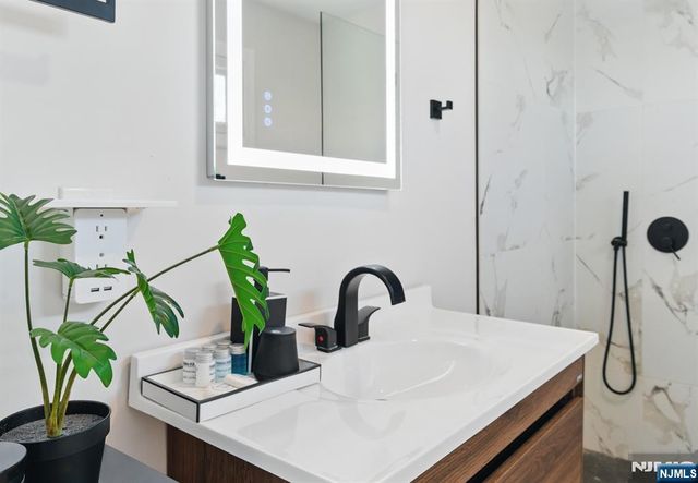 21 Skyview Road, Ringwood, NJ 07456