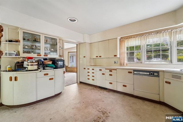 6 Saw Mill Road, North Haledon, NJ 07508