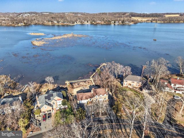 18505 CABIN RD, Triangle, VA 22172