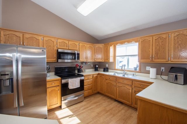 2606 33rd Avenue S, Fargo, ND 58104