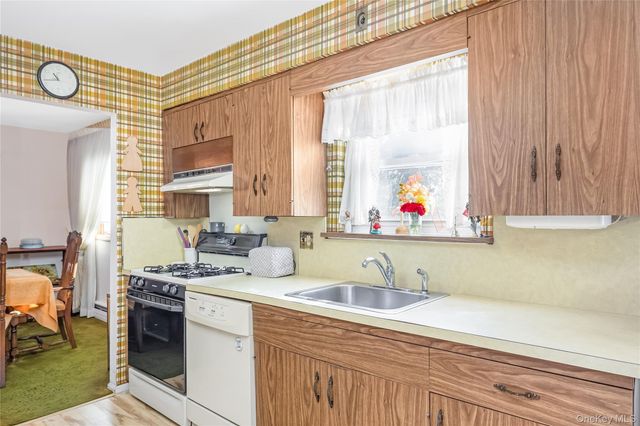 10 Leanore Drive, Farmingdale, NY 11735