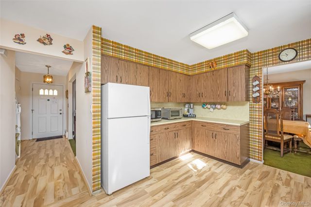 10 Leanore Drive, Farmingdale, NY 11735