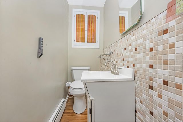 10 Leanore Drive, Farmingdale, NY 11735