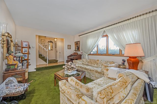 10 Leanore Drive, Farmingdale, NY 11735