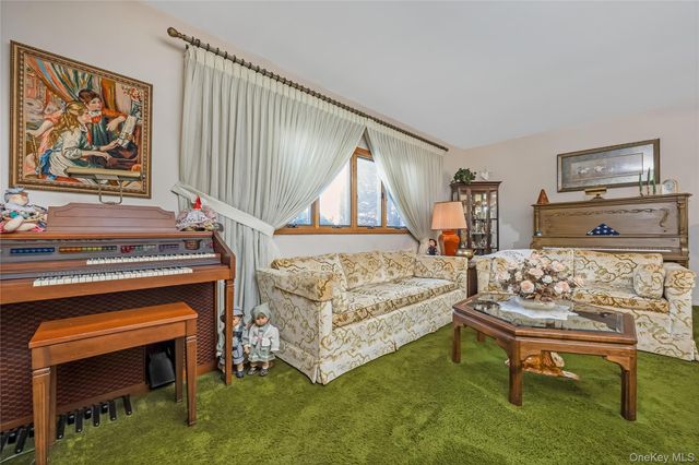 10 Leanore Drive, Farmingdale, NY 11735