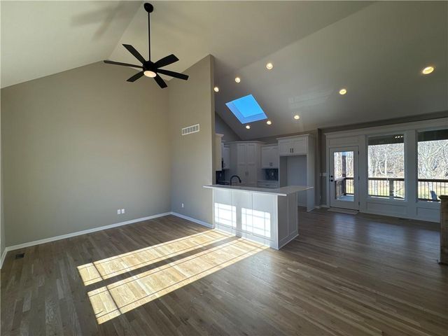 8580 NW 75th Terrace, Parkville, MO 64152