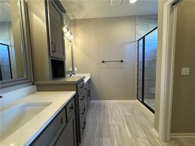 8580 NW 75th Terrace, Parkville, MO 64152