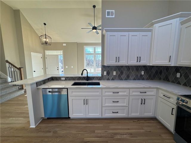 8580 NW 75th Terrace, Parkville, MO 64152