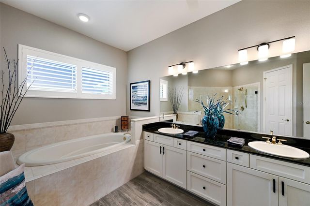 6523 MOORINGS POINT CIRCLE 202, Lakewood Ranch, FL 34202