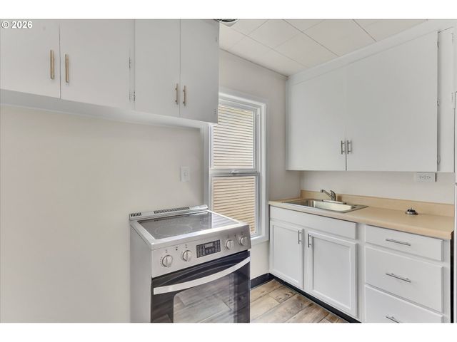 1712 Se STARK St, Portland, OR 97214