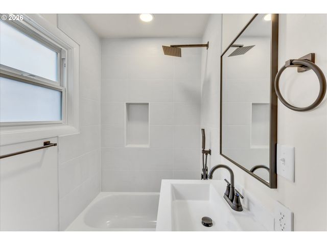 1712 Se STARK St, Portland, OR 97214