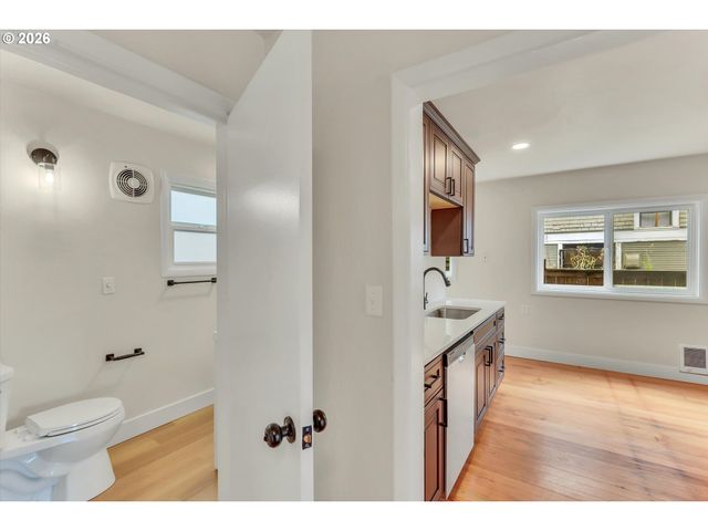 1712 Se STARK St, Portland, OR 97214