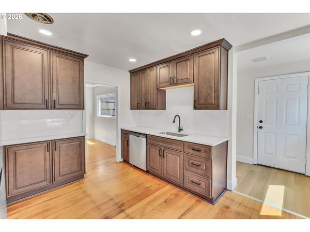 1712 Se STARK St, Portland, OR 97214