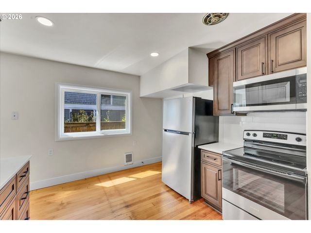 1712 Se STARK St, Portland, OR 97214
