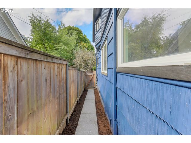 1712 Se STARK St, Portland, OR 97214