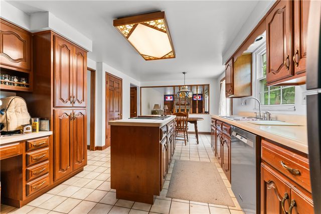 304 Carmell Drive, Upper St Clair, PA 15241