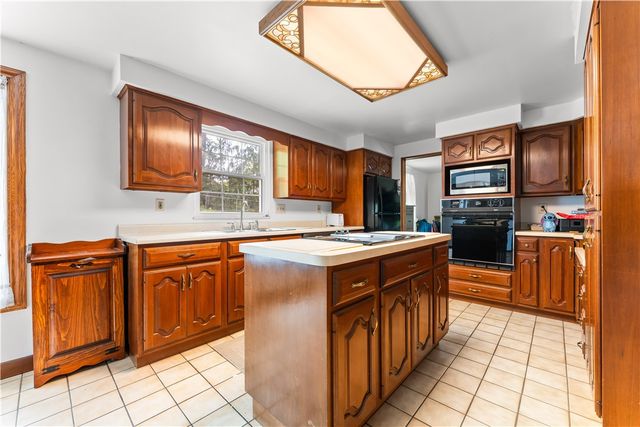 304 Carmell Drive, Upper St Clair, PA 15241