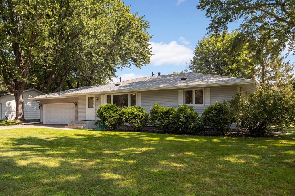 10000 Nathan Lane N, Maple Grove, MN 55369