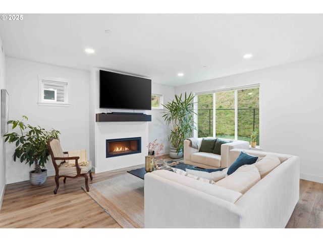 292 W MAPLE St, Washougal, WA 98671