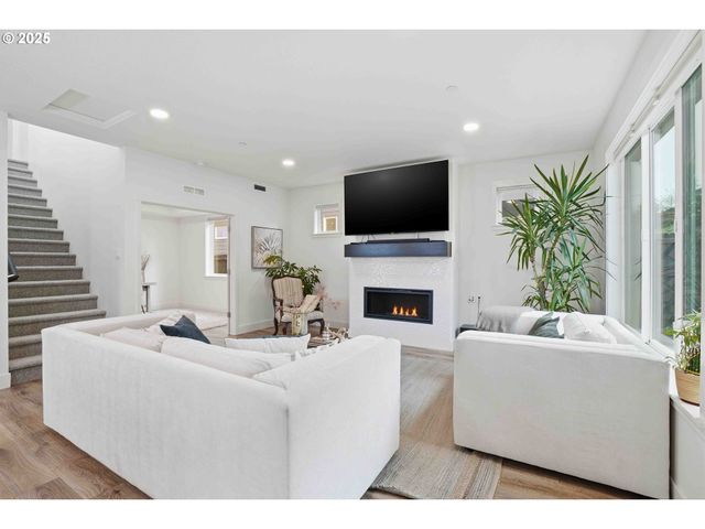 292 W MAPLE St, Washougal, WA 98671