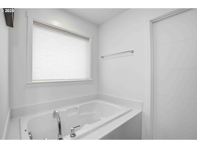 292 W MAPLE St, Washougal, WA 98671