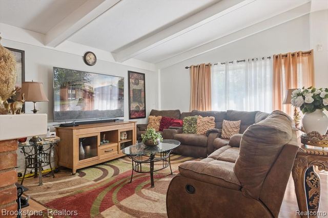 4665 W Maple Road, Bloomfield Hills, MI 48301
