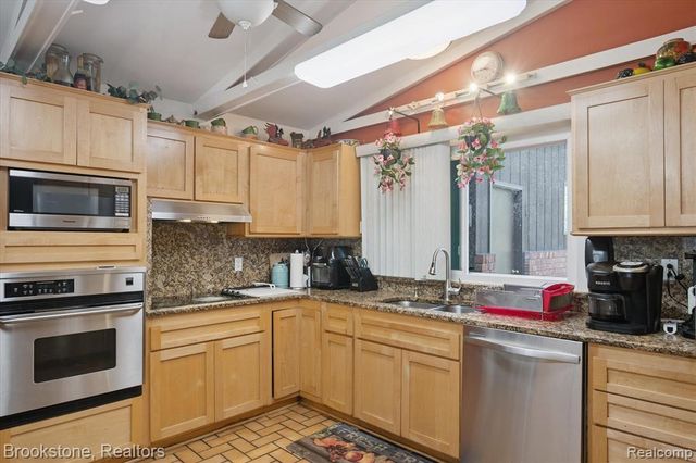 4665 W Maple Road, Bloomfield Hills, MI 48301